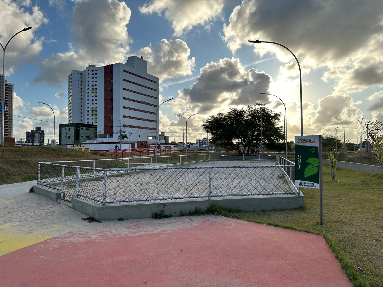 Imagem mostra área cercada com areia de uso exclusivo para pets