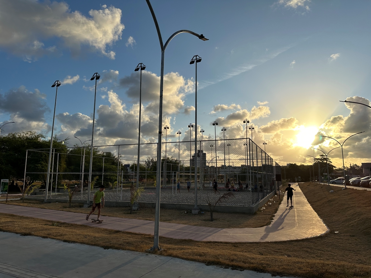 Foto de quadra de areia cercada no Parque Parahyba IV