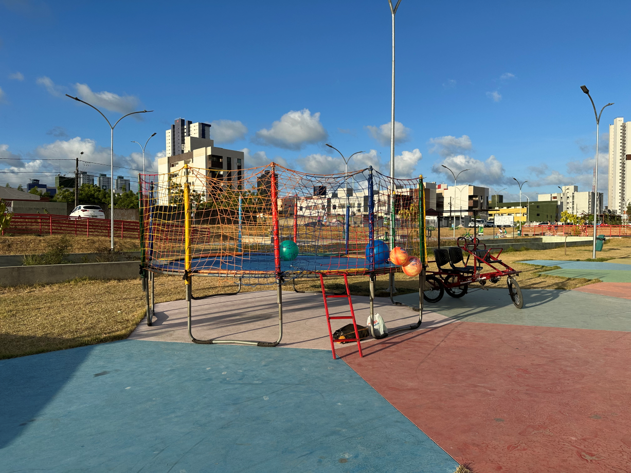 Cama elástica e bicicletas em área do Parque Parahyba IV para aluguel