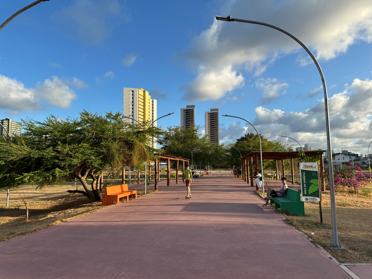 Foto da area de vivência do Parque Parahyba IV com um menino andando de skate ao centro