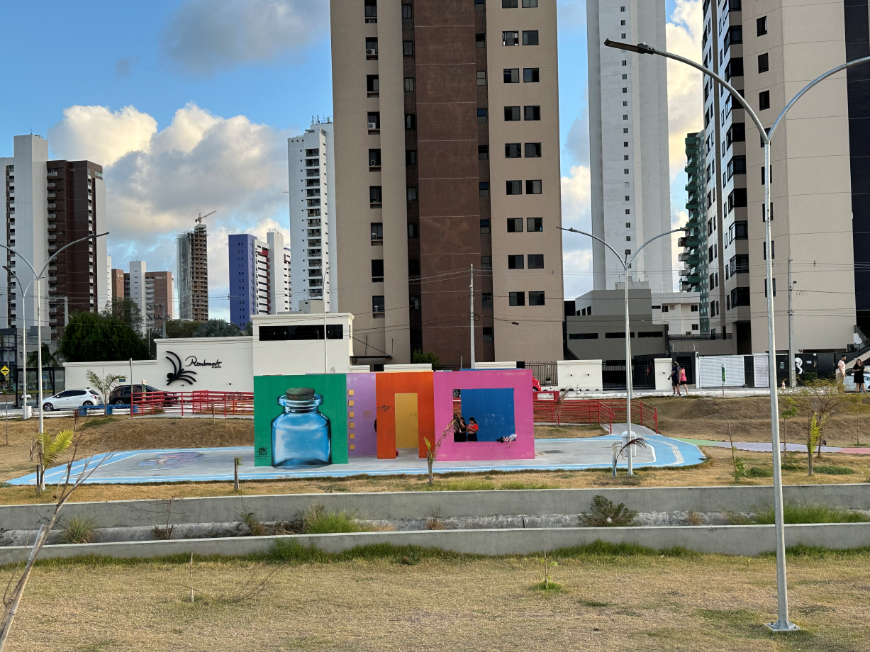 Cidade da Criança no Parque Parahyba IV. Construção colorida para brincadeiras infantis